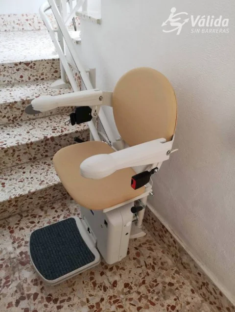 cadira salvaescales instal·lada a interior de casa particular a Alhambra de Murcia