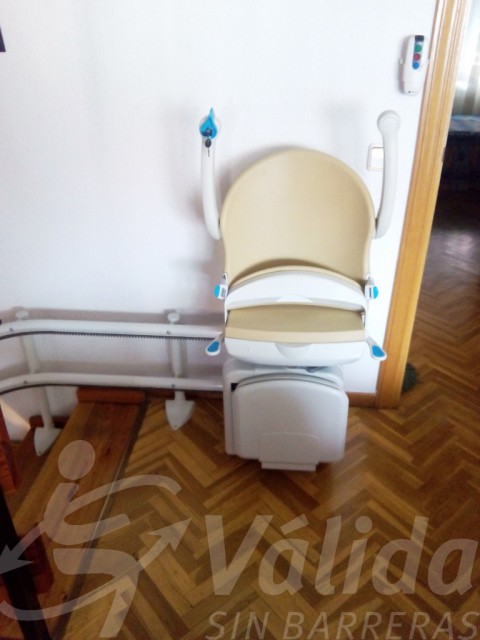 Socius cadira pujaescales instal·lada a Àvila per a millorar l'accessibilitat
