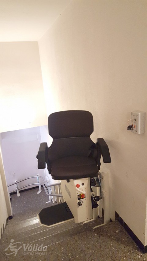 Cadira pujaescales per a millorar l'accessibilitat a casa particular de Girona