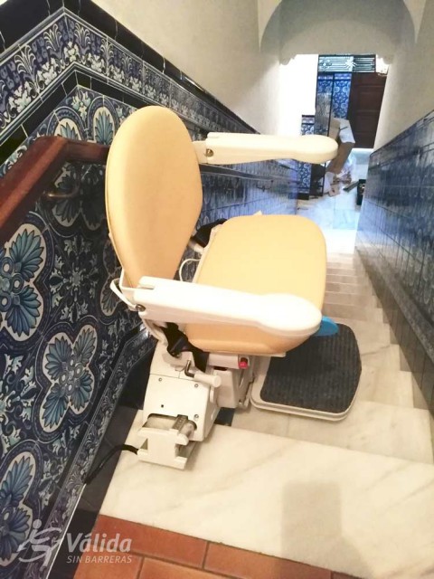 Subeescaleras para mejorar la accesibilidad y salvar un tramo de escaleras recto