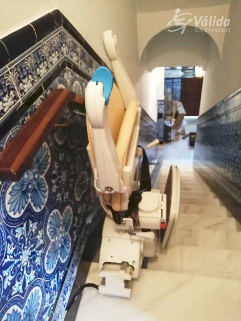 montaje de silla elevadora para ayudar a personas con discapacidad o mayores