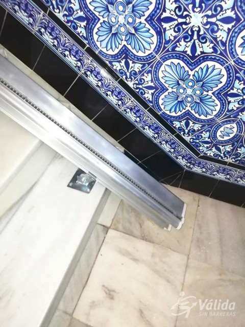 silla mecánica para ayudar a las personas de avanzada edad o con poca movilidad