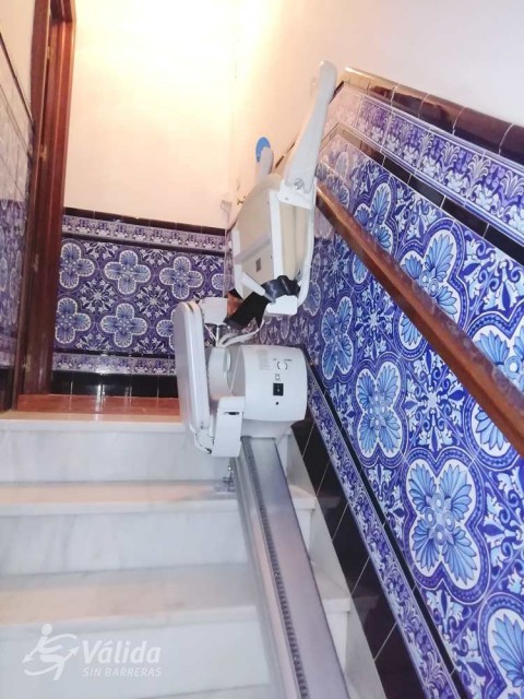 subir y bajar escaleras sentado sin esfuerza y con total autonomía y seguridad