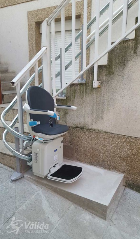cadira salvaescales instal·lada a exterior de casa particular a Etxebarri
