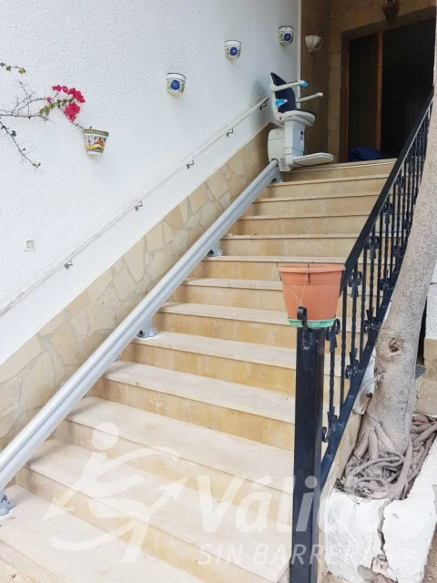 cadira salvaescales accessibilitat pati casa Tarragona l'Ampolla
