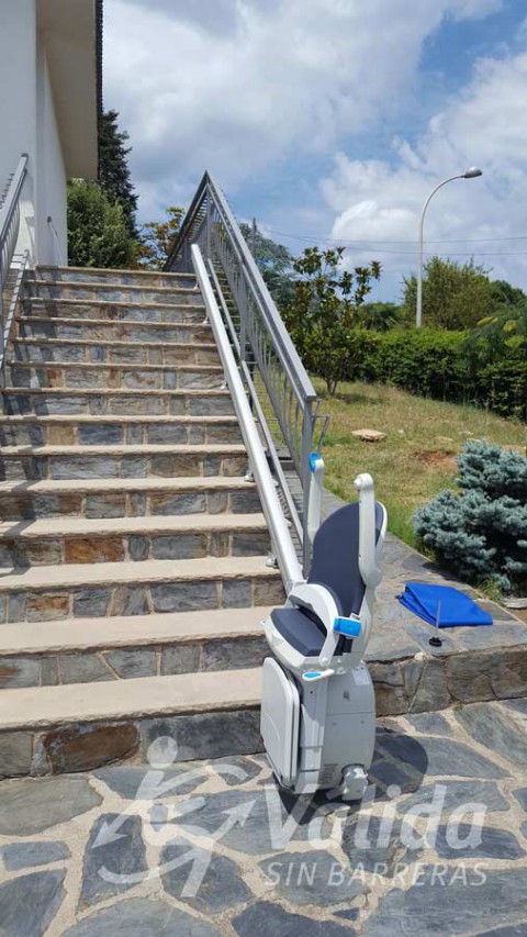 Pujar i baixar escales amb una cadira elevadora de Válida sin barreras a Barcelona
