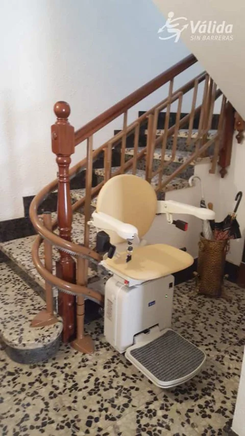 Cadira salvaescales SOCIUS instal·lada a casa particular de Aldeanueva de Ebro en La Rioja