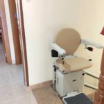 pujar i baixar escales amb una solució elevadora de Válida sin barreras