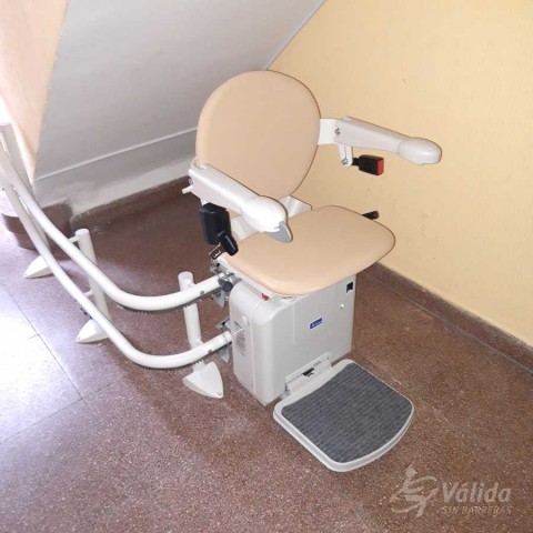 instal·lació de cadira pujaescales SOCIUS per millorar l'accessibilitat