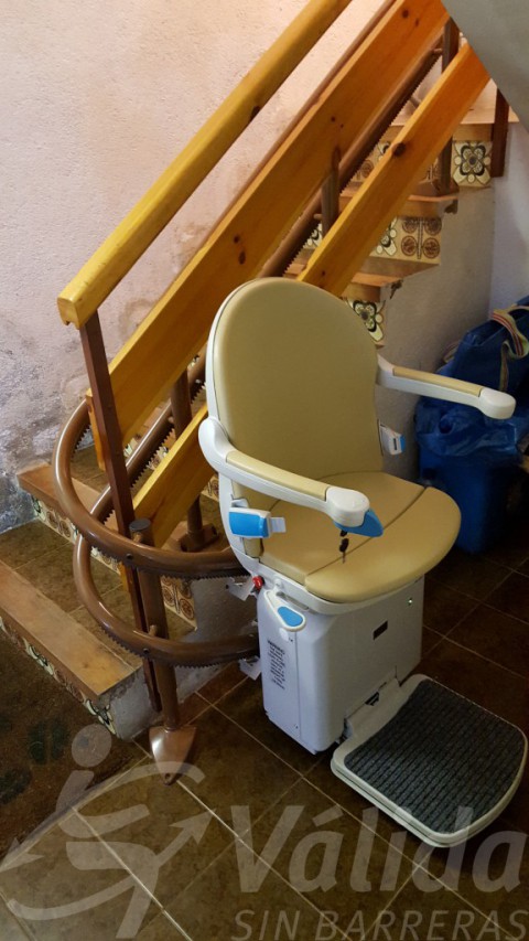 Cadira salvaescales socius amb seient smart a escala a Beders, Lleida
