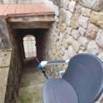 cadira elevadora per intempèrie per ajudar a persones majors o amb poca mobilitat