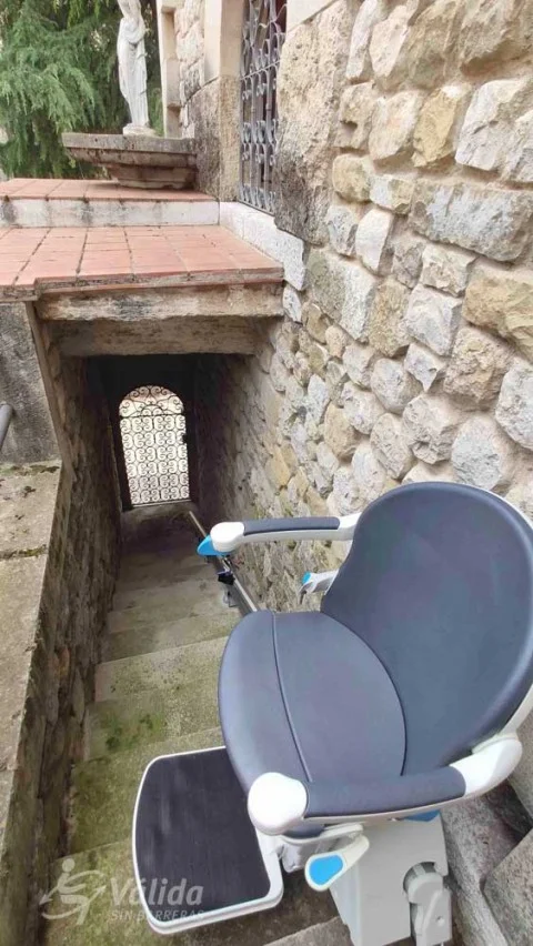 cadira elevadora per intempèrie per ajudar a persones majors o amb poca mobilitat