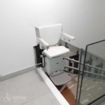 cadira elevadora per millorar l'accessibilitat a tram d'escales corb