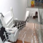 pujar i baixar escales amb una cadira pujaescales a interior de local