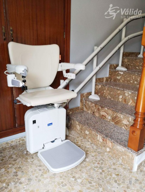 cadira salvaescales per a millorar l'accessibilitat de l'entorn a Utiel, València