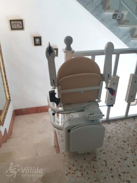 pujar i baixar escales amb una cadira elevadora per millorar l'accessibilitat