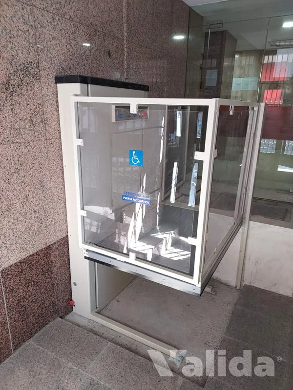 Elevador de curt recorregut per a persona en cadira de rodes a Madrid