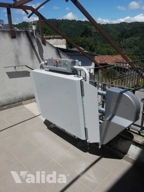 Plataforma elevadora para persona en silla de ruedas en Viana de Bollo