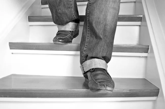 Beneficis i inconvenients per a baixar i pujar escales a casa