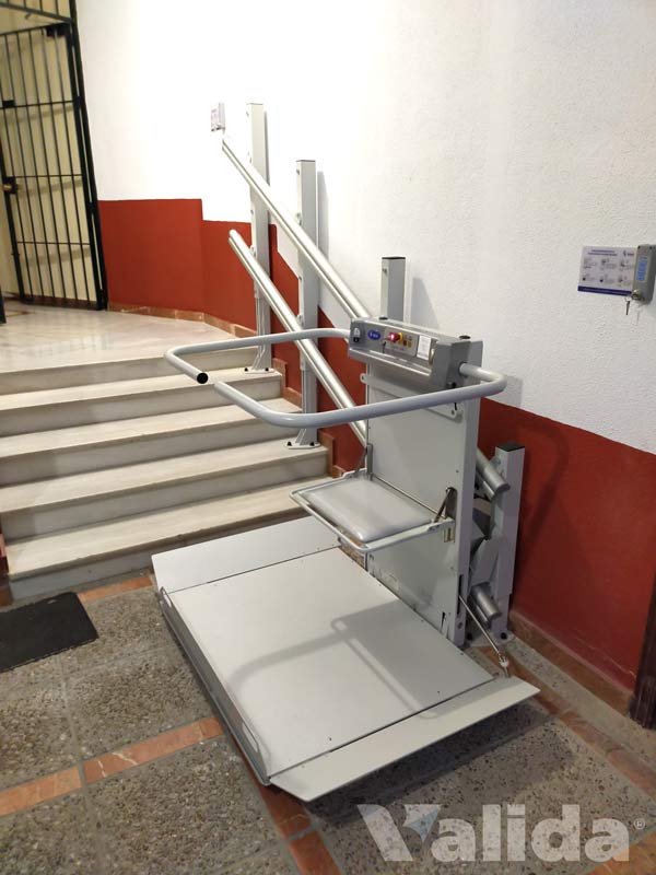 Plataforma salvaescaleras para escaleras rectas en Sevilla