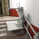 Plataforma sube escaleras para persona con discapacidad en Sevilla