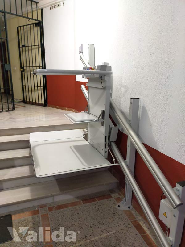 Plataforma sube escaleras para persona con discapacidad en Sevilla