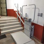 Plataforma salvaescaleras para persona mayor en Sevilla