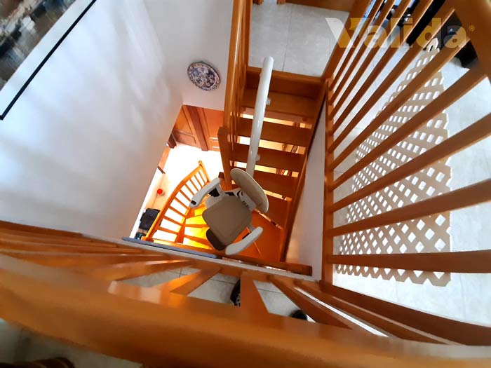 Silla salvaescaleras para persona mayor en la Navata
