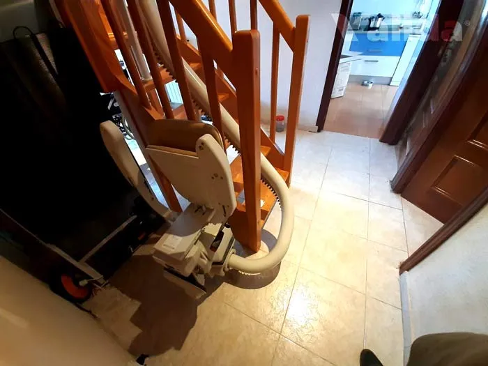 Silla salvaescaleras para escaleras de madera en Madrid