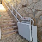 Plataforma salvaescales per a escales rectes en exterior a Lleida