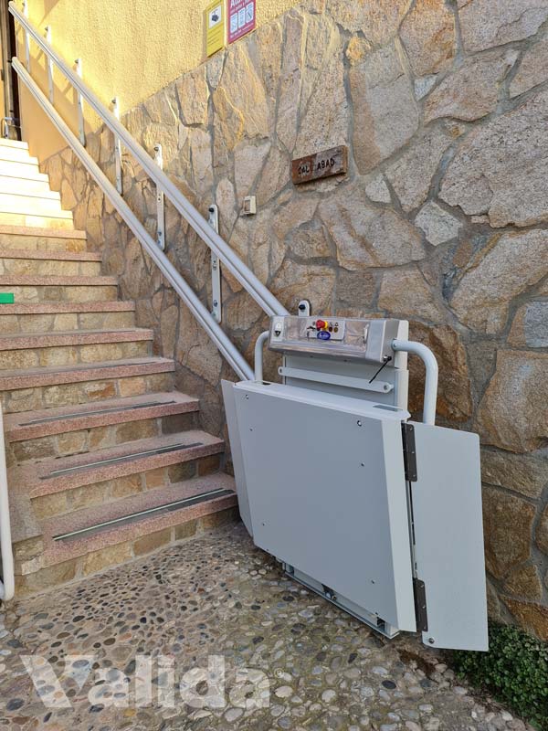 Plataforma salvaescaleras para escaleras rectas en exterior en Lleida