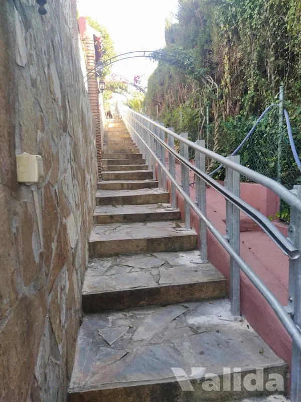 Plataforma salvaescales per a escales al exterior a Marbella