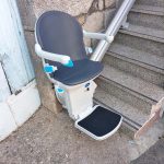 Salvaescaleras en exterior en Bouses