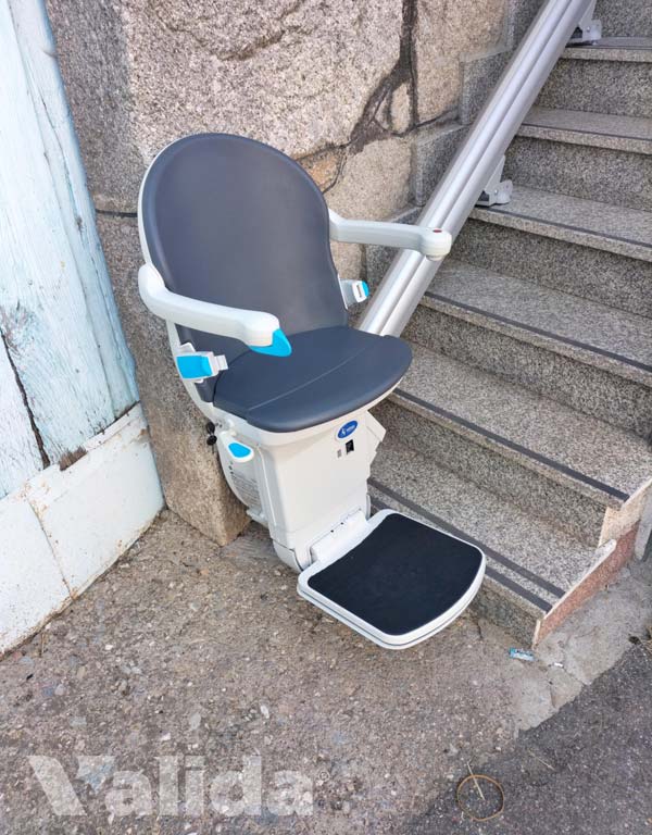 Salvaescaleras en exterior en Bouses