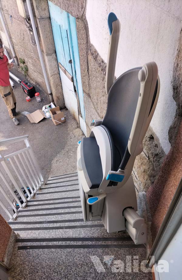Silla para subir escaleras en Bouses