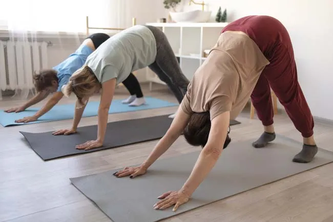 Yoga per a persones de la tercera edat.