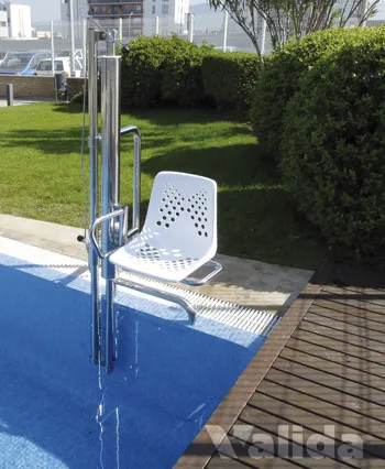 Elevador para piscinas para persona con discapacidad
