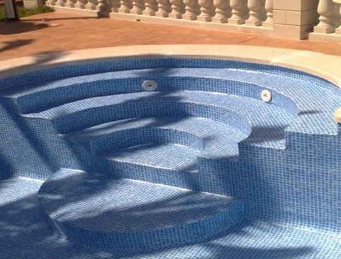 Escaleras con hidromasaje en la piscina