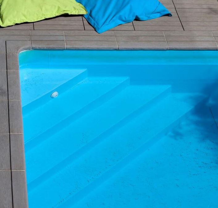 Escaleras para la esquina de la piscina