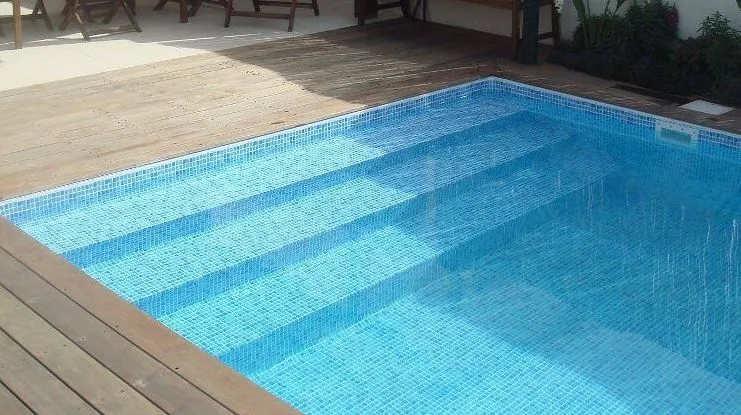 Escaleras modernas para piscinas