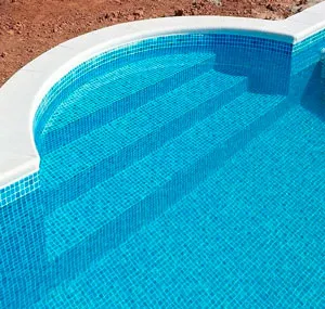Escaleras de estilo romano para la piscina