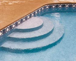 Escaleras tipo pastel de bodas para piscinas.