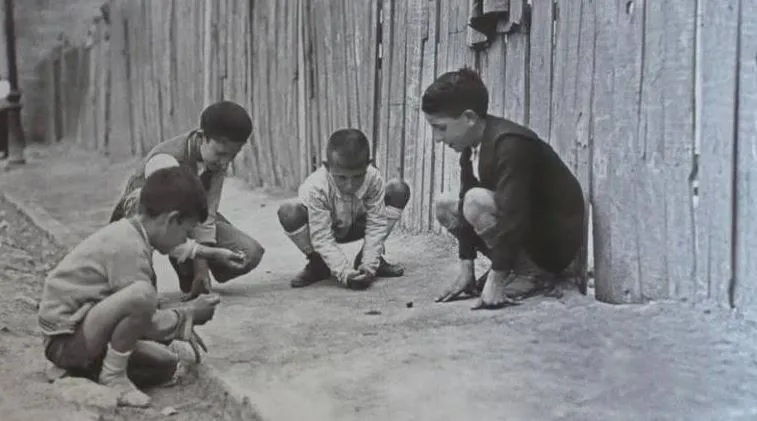 Niños jugando en la calle en la década de los cincuenta