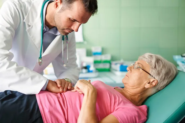 Dolor de estómago en mujeres.