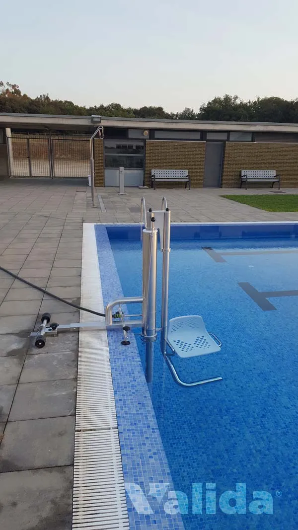 Cadira per a entrar a l'aigua de piscina a Aiguaviva