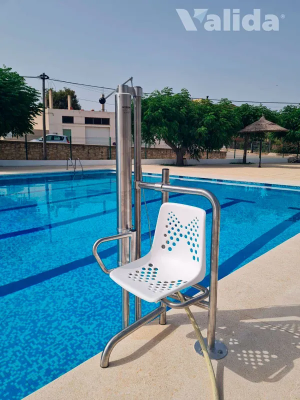 Cadira salvaescales per a piscines a La Vall d'Alcalà