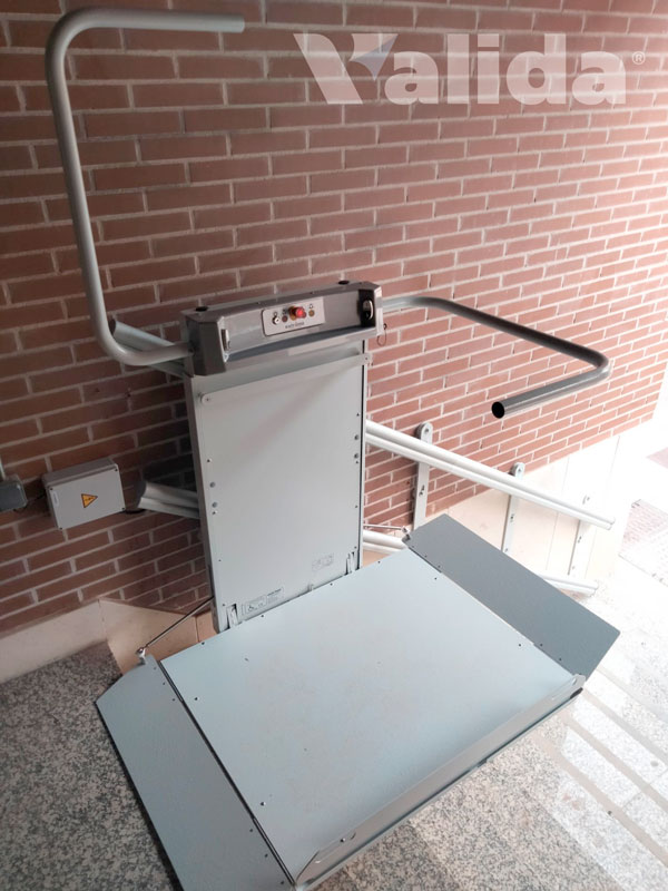 Plataforma salvaescales a bloc de pisos a Arroyo de la Encomienda