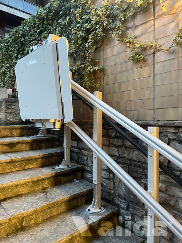 Plataforma para escaleras rectas y exterior en Getxo