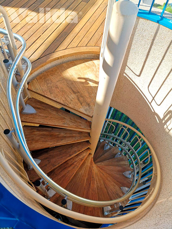 Instalación de salvaescaleras en escalera de caracol en Alboraya