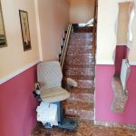 Cadira elevadora per a persona gran a la Puebla de Alfindén